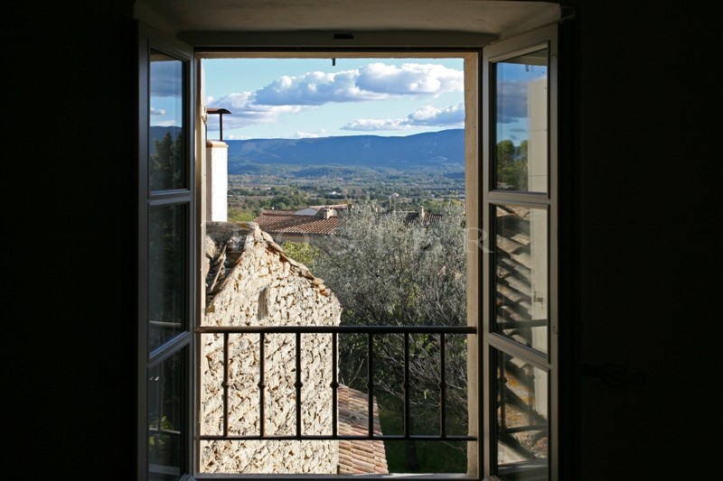 En Provence, Luberon,  charmante maison de village à vendre avec cour et petit jardin  