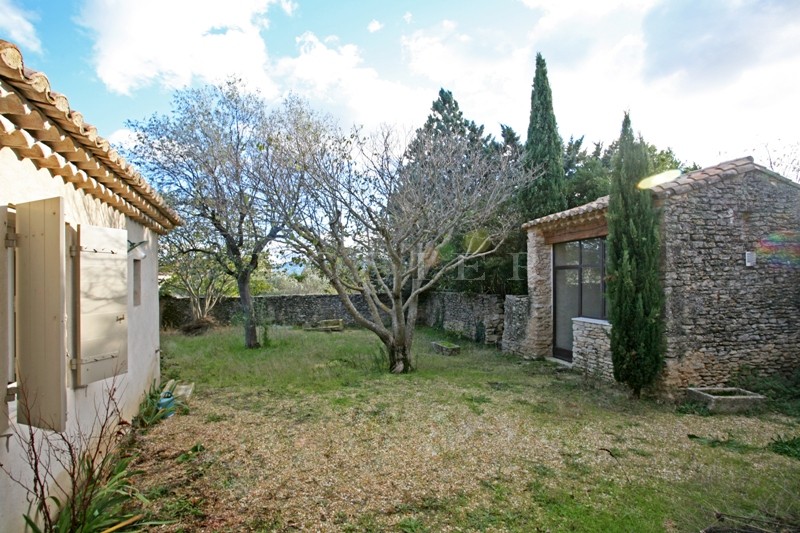 En Provence, Luberon,  charmante maison de village à vendre avec cour et petit jardin  