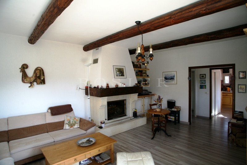 Proche de Gordes, agréable maison en pierres avec piscine et terrain clos 