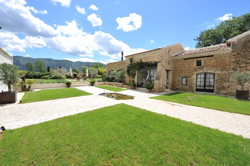 Luberon, authentique bastide à vendre avec dépendances, piscine et vue  