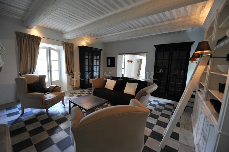 Luberon, authentique bastide à vendre avec dépendances, piscine et vue  