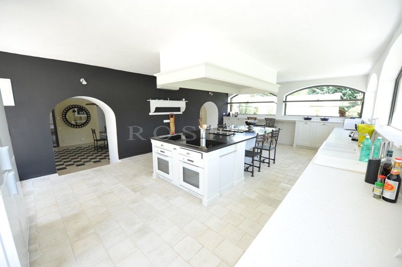 Luberon, authentique bastide à vendre avec dépendances, piscine et vue  