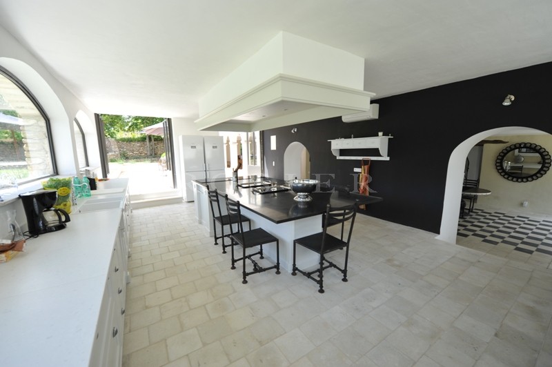 Luberon, authentique bastide à vendre avec dépendances, piscine et vue  