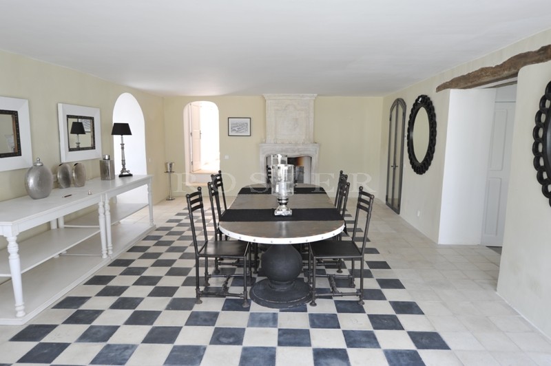 Luberon, authentique bastide à vendre avec dépendances, piscine et vue  