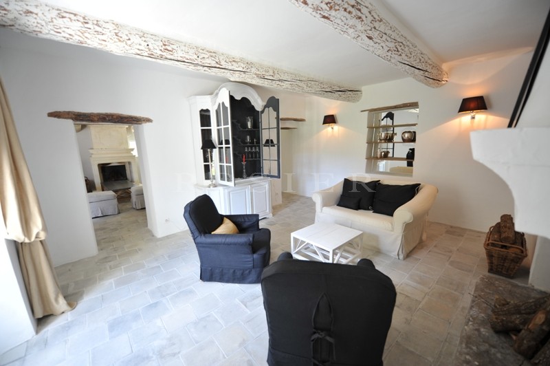 Luberon, authentique bastide à vendre avec dépendances, piscine et vue  