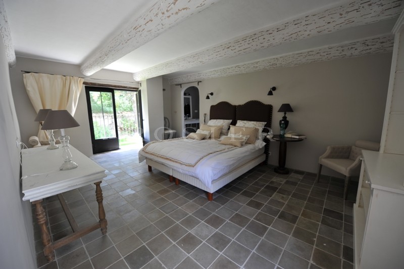 Luberon, authentique bastide à vendre avec dépendances, piscine et vue  