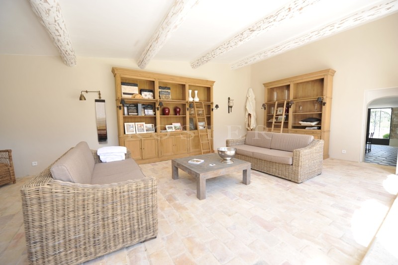 Luberon, authentique bastide à vendre avec dépendances, piscine et vue  