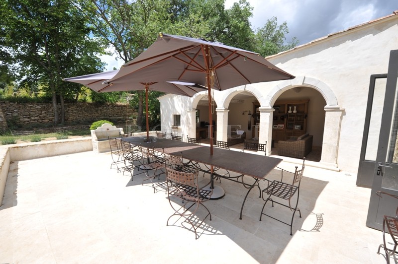 Luberon, authentique bastide à vendre avec dépendances, piscine et vue  