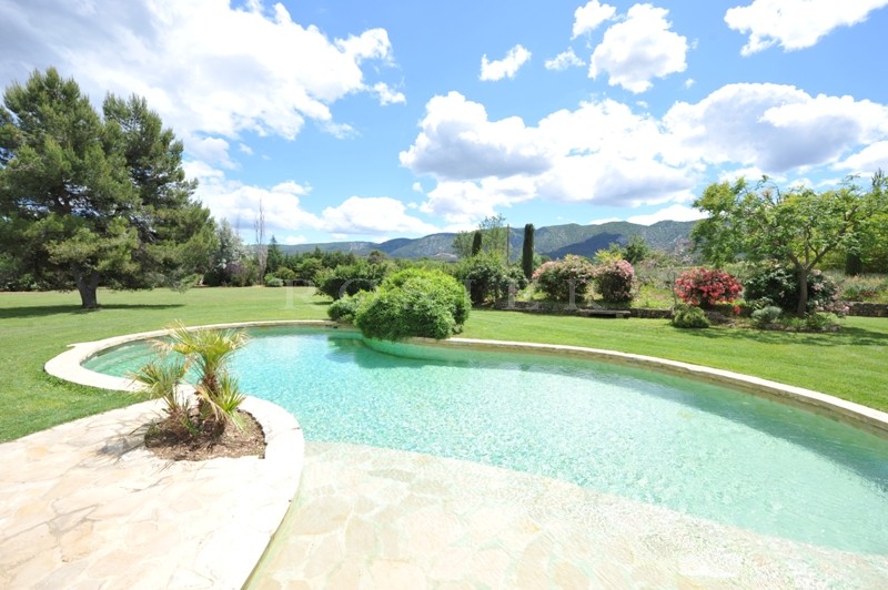 Luberon, authentique bastide à vendre avec dépendances, piscine et vue  