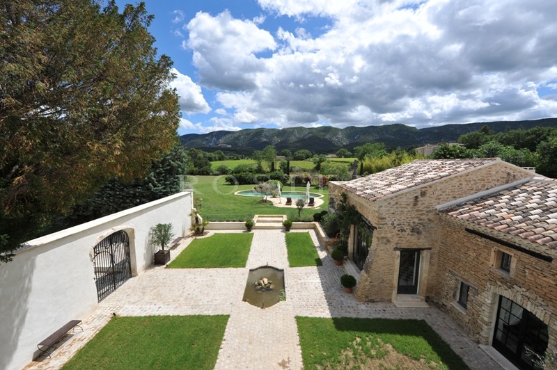Luberon, authentique bastide à vendre avec dépendances, piscine et vue  