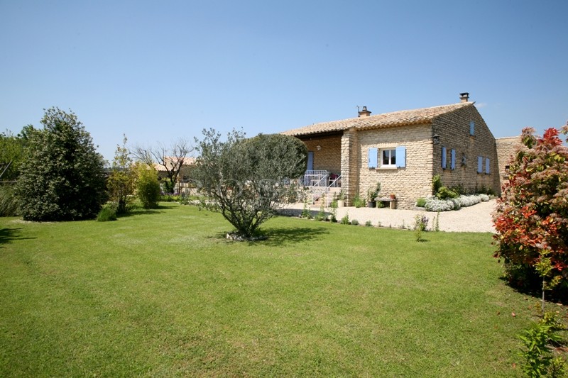 Proche de Gordes, agréable maison en pierres avec piscine et terrain clos 