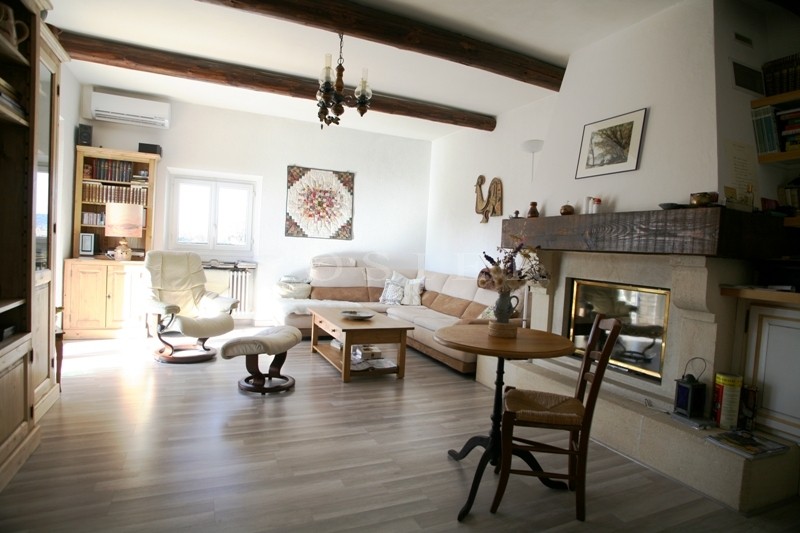 Proche de Gordes, agréable maison en pierres avec piscine et terrain clos 