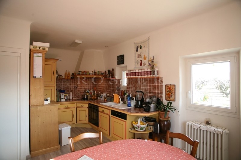 Proche de Gordes, agréable maison en pierres avec piscine et terrain clos 