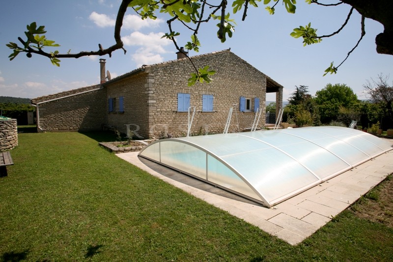 Proche de Gordes, agréable maison en pierres avec piscine et terrain clos 