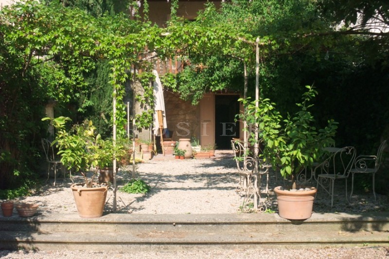 Au coeur d'un agréable village du Luberon, Maison de charme avec jardin  