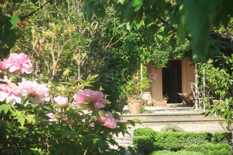 Au coeur d'un agréable village du Luberon, Maison de charme avec jardin  