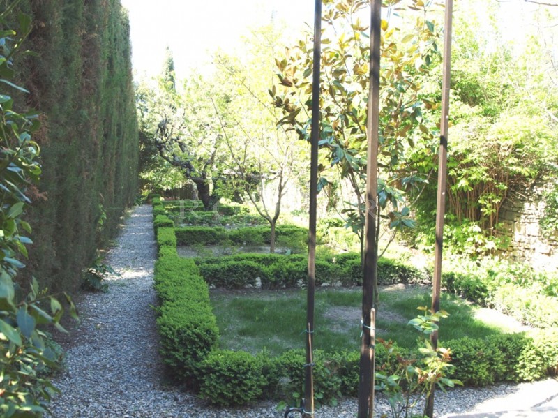 Au coeur d'un agréable village du Luberon, Maison de charme avec jardin  
