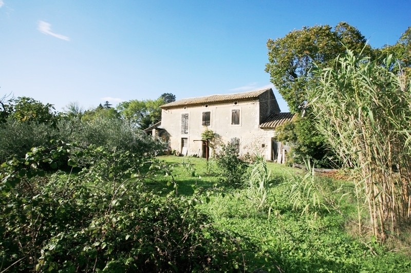 Luberon, en campagne, mas à restaurer, sur environ 5.000 m² de terrain   