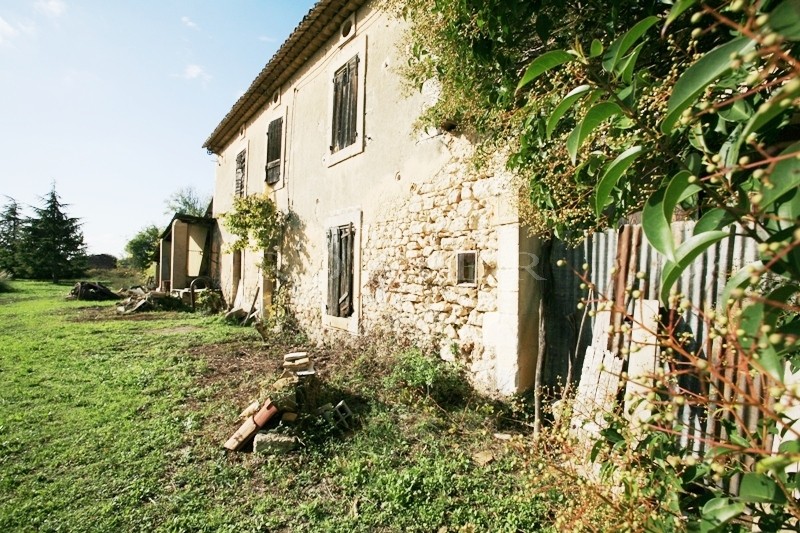 Luberon, en campagne, mas à restaurer, sur environ 5.000 m² de terrain   