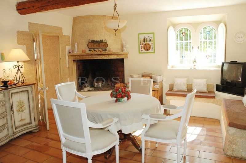 A vendre en Luberon,  mas restauré, proche de Cavaillon  avec vue sur le Luberon.