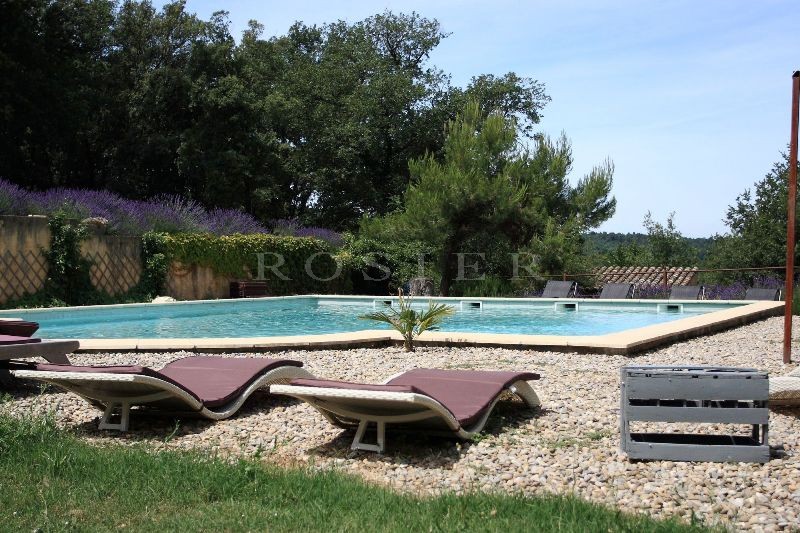 A vendre en Luberon, domaine d'environ 400 m² avec 2 piscines sur 2 hectares   