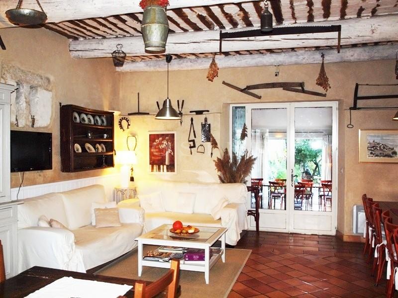 A vendre en Luberon, domaine d'environ 400 m² avec 2 piscines sur 2 hectares   