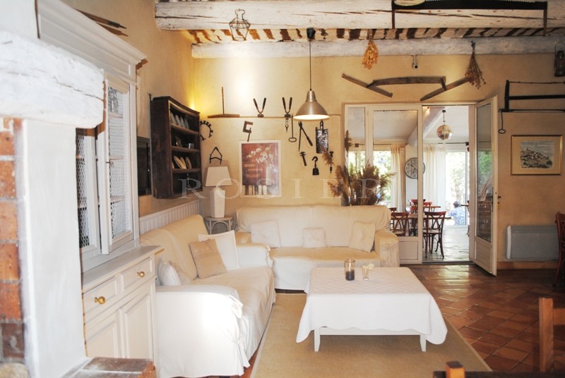 A vendre en Luberon, domaine d'environ 400 m² avec 2 piscines sur 2 hectares   