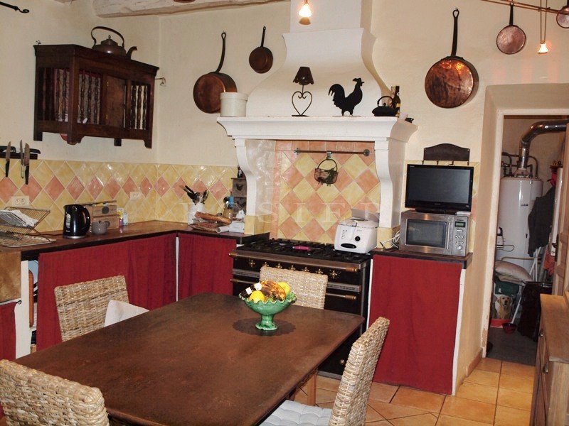 A vendre en Luberon, domaine d'environ 400 m² avec 2 piscines sur 2 hectares   