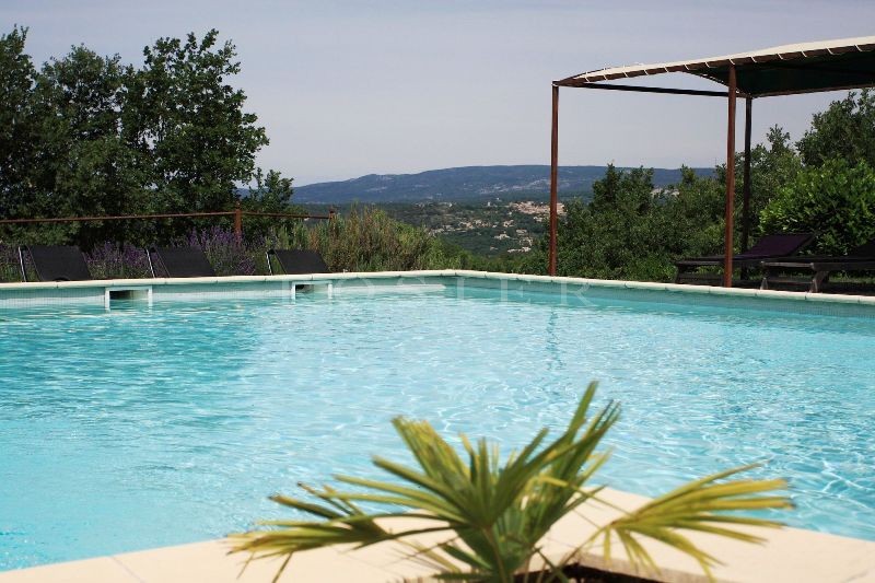 A vendre en Luberon, domaine d'environ 400 m² avec 2 piscines sur 2 hectares   