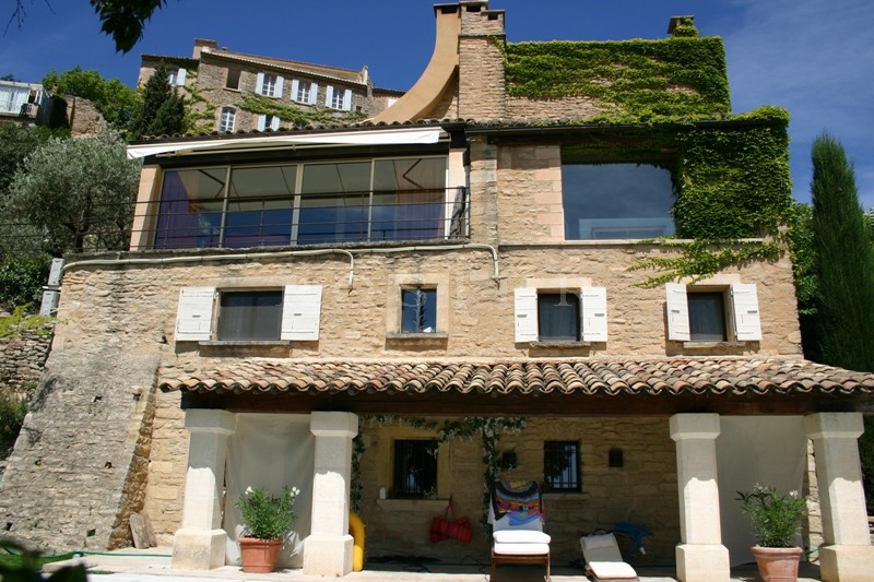 A vendre dans le Luberon par ROSIER,  très belle maison en bordure du village de Gordes,  avec piscine à débordement et vue panoramique plein sud face au Luberon  