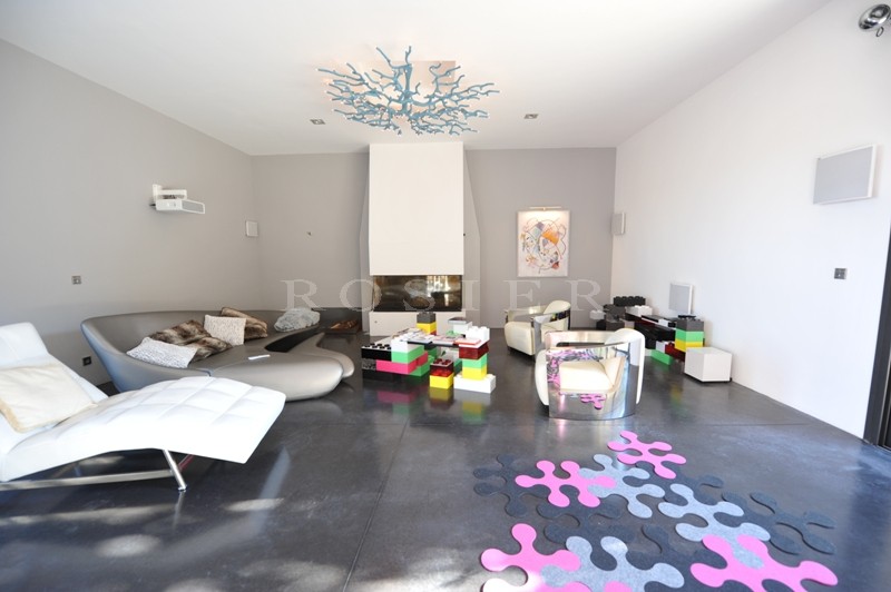 Près de Gordes,  à vendre, authentique mas provençal rénové dans un style contemporain avec jardin paysager, bassin de nage et cour intérieure. 