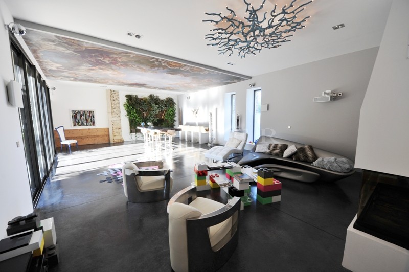 Près de Gordes,  à vendre, authentique mas provençal rénové dans un style contemporain avec jardin paysager, bassin de nage et cour intérieure. 