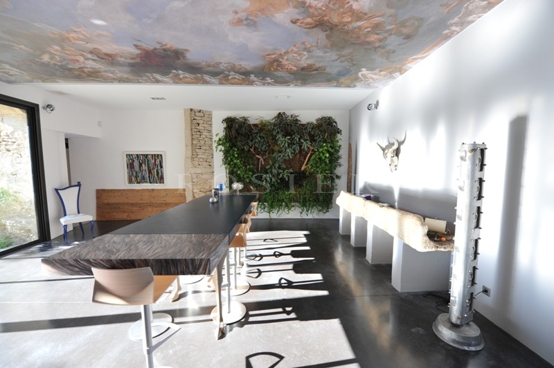Près de Gordes,  à vendre, authentique mas provençal rénové dans un style contemporain avec jardin paysager, bassin de nage et cour intérieure. 