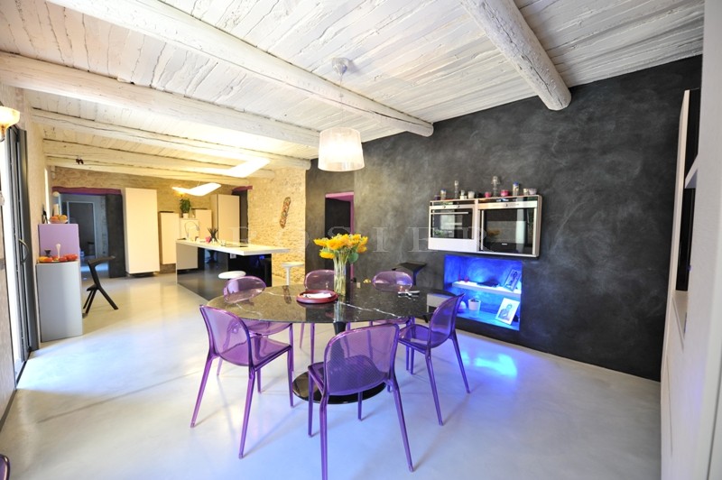 Près de Gordes,  à vendre, authentique mas provençal rénové dans un style contemporain avec jardin paysager, bassin de nage et cour intérieure. 