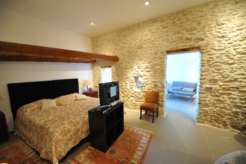 Près de Gordes,  à vendre, authentique mas provençal rénové dans un style contemporain avec jardin paysager, bassin de nage et cour intérieure. 