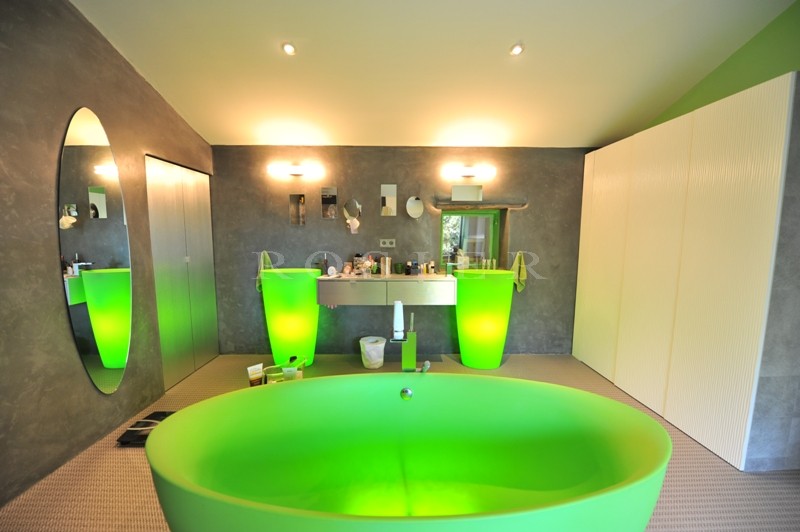 Près de Gordes,  à vendre, authentique mas provençal rénové dans un style contemporain avec jardin paysager, bassin de nage et cour intérieure. 