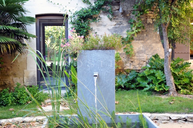 Près de Gordes,  à vendre, authentique mas provençal rénové dans un style contemporain avec jardin paysager, bassin de nage et cour intérieure. 