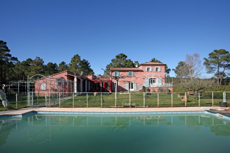 A quelques minutes des plus beaux villages perchés du Luberon, à la vente, agréable maison avec piscine et dépendances  
