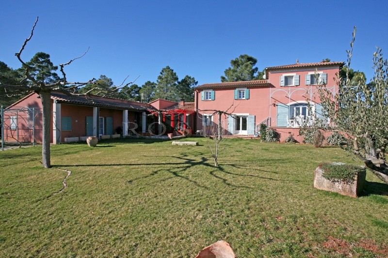A quelques minutes des plus beaux villages perchés du Luberon, à la vente, agréable maison avec piscine et dépendances  