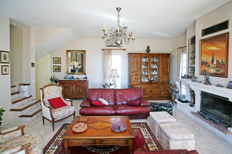A quelques minutes des plus beaux villages perchés du Luberon, à la vente, agréable maison avec piscine et dépendances  