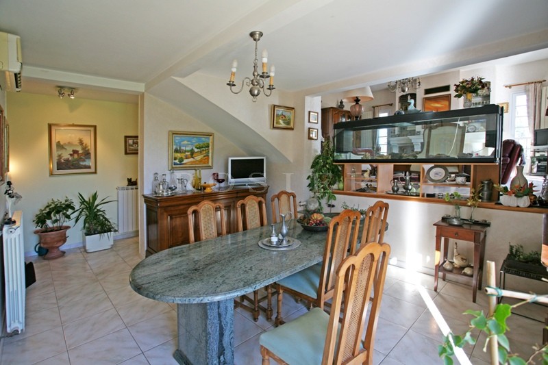 A quelques minutes des plus beaux villages perchés du Luberon, à la vente, agréable maison avec piscine et dépendances  