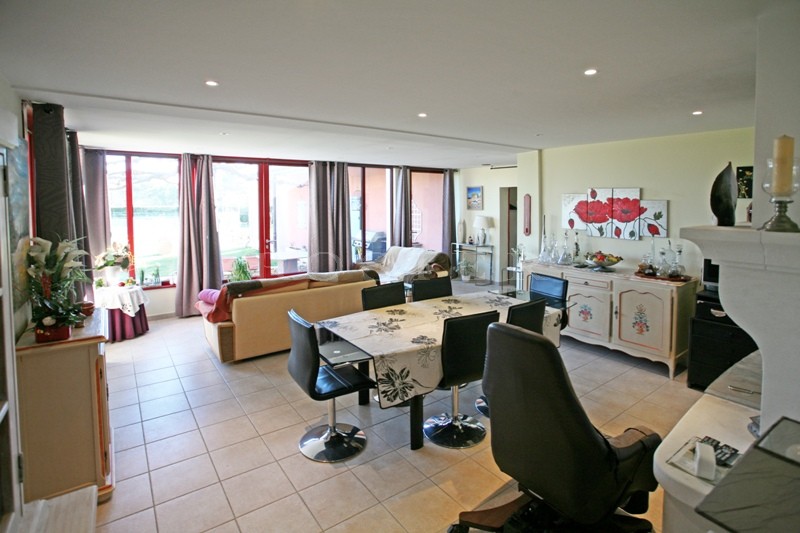 A quelques minutes des plus beaux villages perchés du Luberon, à la vente, agréable maison avec piscine et dépendances  