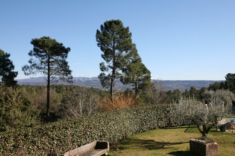 A quelques minutes des plus beaux villages perchés du Luberon, à la vente, agréable maison avec piscine et dépendances  