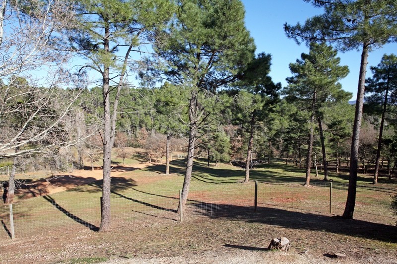 A quelques minutes des plus beaux villages perchés du Luberon, à la vente, agréable maison avec piscine et dépendances  