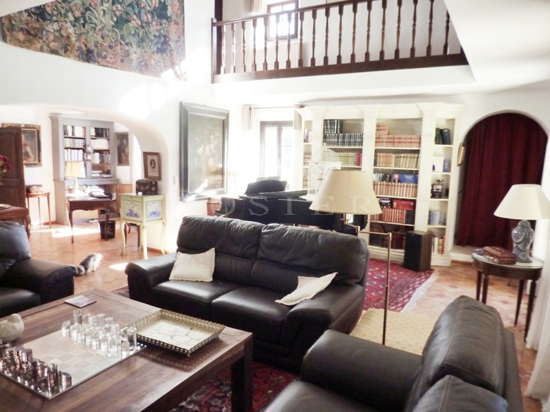 A vendre dans le Luberon par ROSIER,  authentique mas provençal ancien rénové et agrémenté d'une belle terrasse,  d'une piscine dans un parc de 7 900 m² 