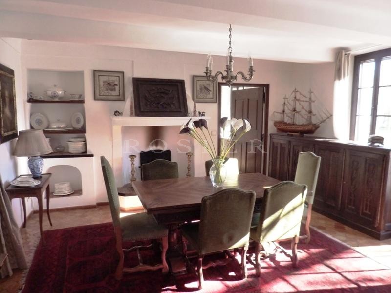 A vendre dans le Luberon par ROSIER,  authentique mas provençal ancien rénové et agrémenté d'une belle terrasse,  d'une piscine dans un parc de 7 900 m² 