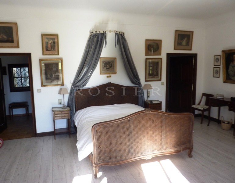 A vendre dans le Luberon par ROSIER,  authentique mas provençal ancien rénové et agrémenté d'une belle terrasse,  d'une piscine dans un parc de 7 900 m² 