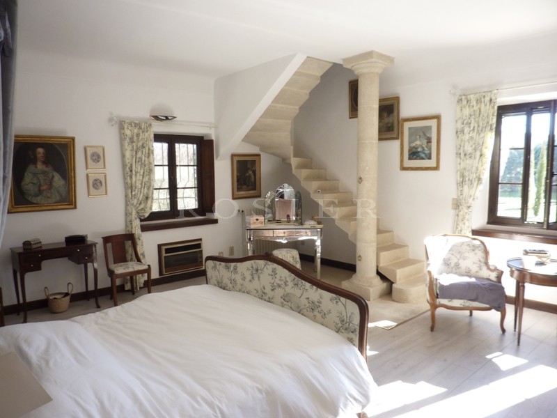 A vendre dans le Luberon par ROSIER,  authentique mas provençal ancien rénové et agrémenté d'une belle terrasse,  d'une piscine dans un parc de 7 900 m² 