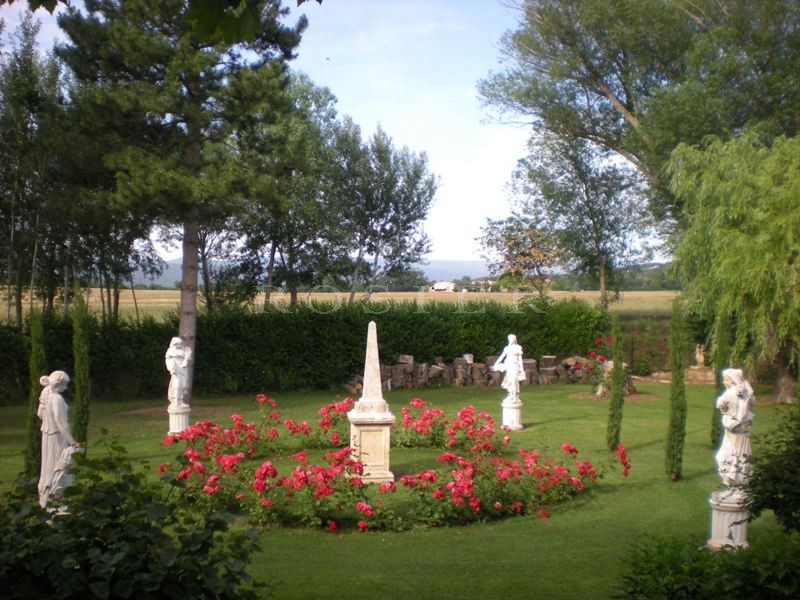 A vendre dans le Luberon par ROSIER,  authentique mas provençal ancien rénové et agrémenté d'une belle terrasse,  d'une piscine dans un parc de 7 900 m² 
