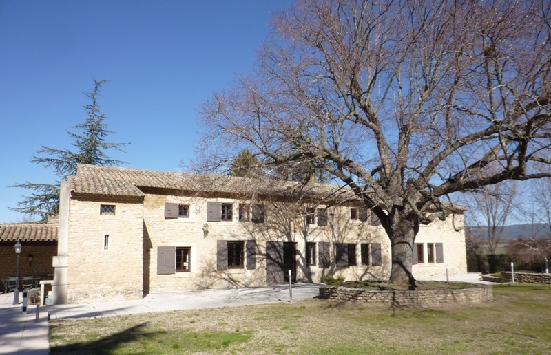 A vendre dans le Luberon par ROSIER,  authentique mas provençal ancien rénové et agrémenté d'une belle terrasse,  d'une piscine dans un parc de 7 900 m² 